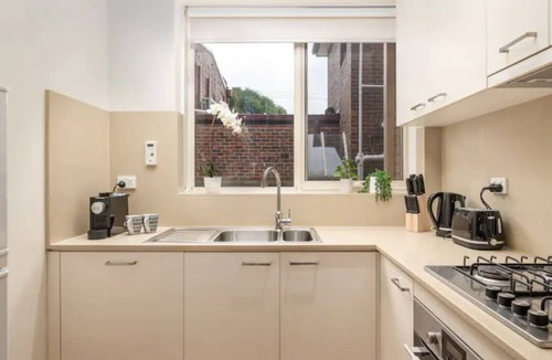 Balaclava Apartment | Bright & Comfy 2 Bedroom St Kilda East Apartment