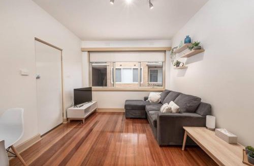 Balaclava Apartment | Bright & Comfy 2 Bedroom St Kilda East Apartment