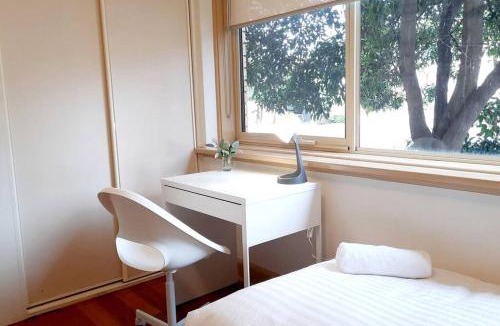 Balaclava Apartment | Bright & Comfy 2 Bedroom St Kilda East Apartment