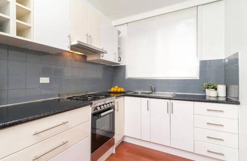 St. Kilda East Apartment | Bright & Modern 2 Bed in St Kilda East