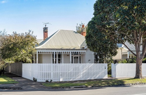 Brighton House | Brighton Pool Paradise: Designer 3BR Retreat Near Beach & Café Culture