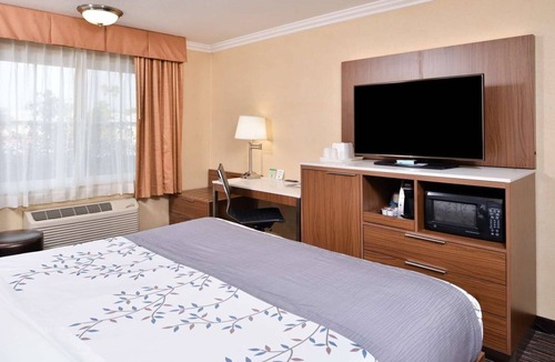Inglewood Hotel | Budget-friendly Unit w/1 King Bed | Close to Venice Beach & Hollywood