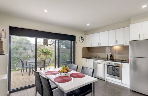 Croydon Villa | Bungunyah Apartments: Margriet