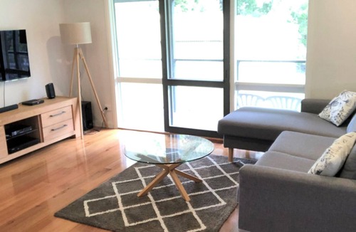 Buxton House | BUXTON BEAUTY - Central location, river views