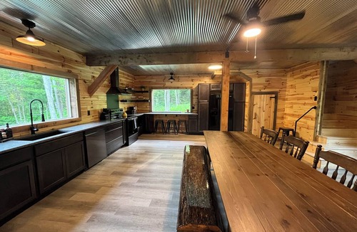 Laurium Cabin | Cabin by the Falls: Modern 3BR Getaway for Relaxation & Adventure