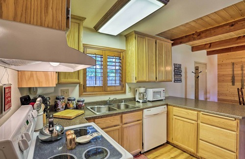 Trinity Center Cabin | Cabin w/Backyard Space - 1/2 Mi to Trinity Lake!