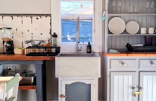 Hepburn House | Candlebark Cottage - Private spa retreat