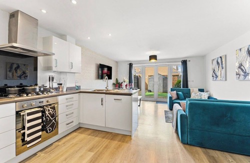 Patchway House | Captivating 4 bed House - Parking - Sleeps 14