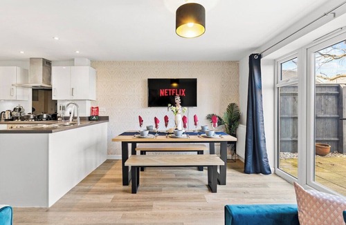 Patchway House | Captivating 4 bed House - Parking - Sleeps 14