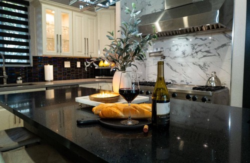 North Central House | Casa Blanca- 4BR Spanish villa near the Rose Bowl- Chefs kitchen Sleeps 8