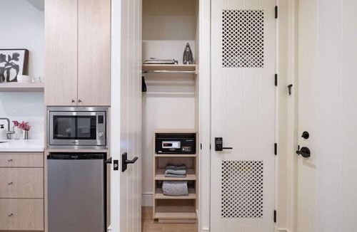 Oak Park Apartment | Casa Iglesia Studio 208