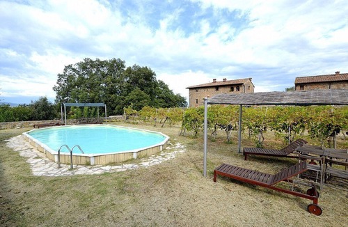 Monteriggioni House | Casa Scoiattolo A: A cozy and welcoming apartment surrounded by meadows and by green hills, with Free WI-FI.