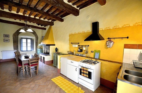 Monteriggioni House | Casa Scoiattolo B: A cozy and welcoming apartment surrounded by meadows and by green hills, with Free WI-FI.