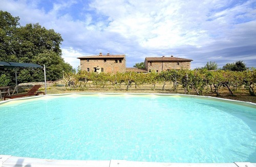 Monteriggioni House | Casa Scoiattolo B: A cozy and welcoming apartment surrounded by meadows and by green hills, with Free WI-FI.