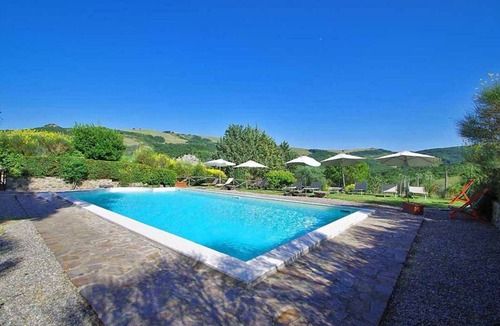 Radicofani Apartment | CASAL TREGGIA - Val d'orcia Immersed in the evocative setting of the Val d'Orcia