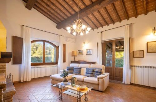 Monteguidi Villa | Casale la Peschiera by VacaVilla