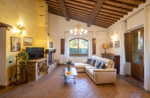 Monteguidi Villa | Casale la Peschiera by VacaVilla