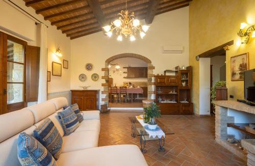 Monteguidi Villa | Casale la Peschiera by VacaVilla
