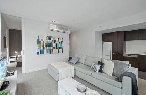 East Melbourne Apartment | Central apt with Parking & Pool