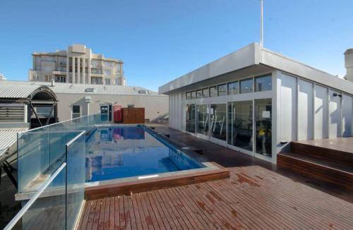East Melbourne Apartment | Central apt with Parking and Pool