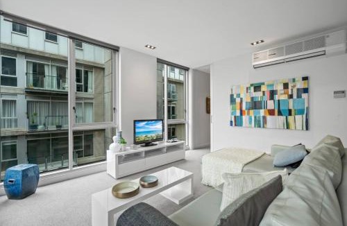 East Melbourne Apartment | Central apt with Parking and Pool