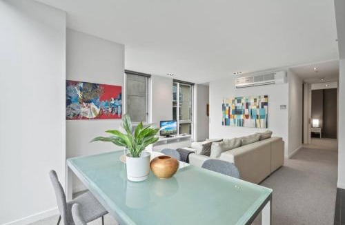 East Melbourne Apartment | Central apt with Parking and Pool