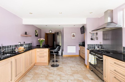 Bourton House | Central Bourton Gem5 BedroomsGardenParking - Pass the Keys