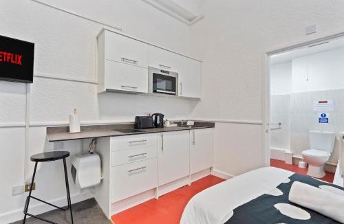 Dudley Apartment | Central Dudley Stay-Sleeps 3, Kitchen&Free Parking