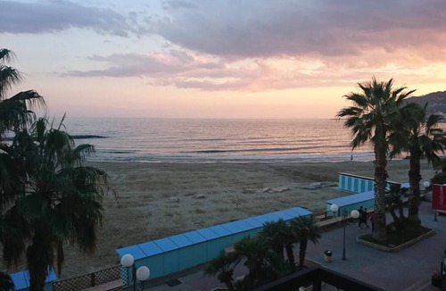 San Bartolomeo al Mare Apartment | Central mini apartment right by the sea, Diano Marina, max. 4 people