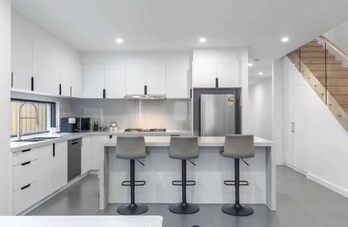 Oakleigh East House | Central Oakleigh East Amenities & Parking