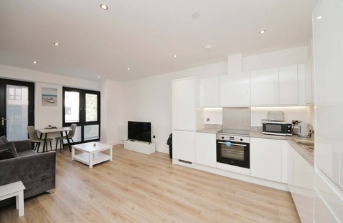 Barnt Green Apartment | Central Solihull 1-Bed | Parking WiFi NEC