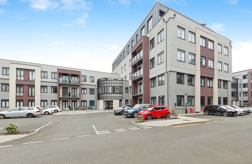 Barnt Green Apartment | Central Solihull 1-Bed | Parking WiFi NEC