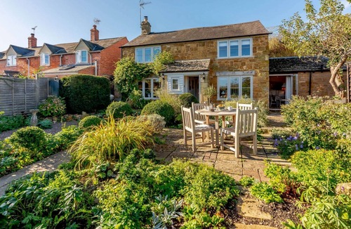 Ilmington Cottage | Characterful dog friendly holiday cottage with wood burning stove - July Cottage