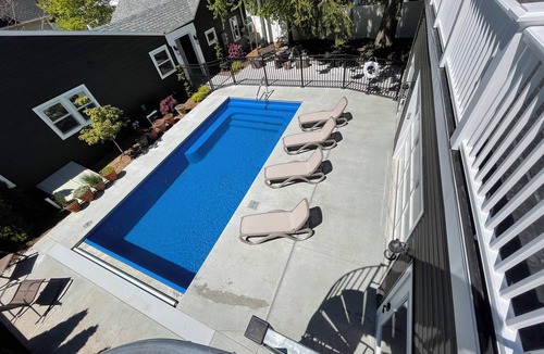 South Haven Cottage | Charming 1-bed/2 bath Cottage WiFi,AC, Beach, Pool, Fireplace Pool Table, Ping