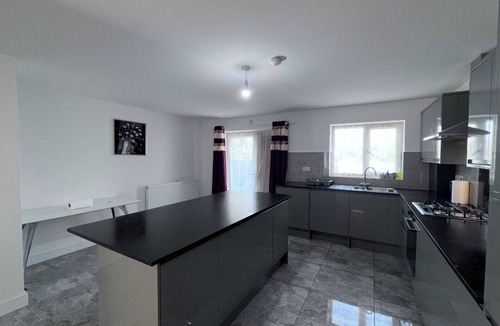 Halesowen House | Charming 1-bedroom with private bathroom in a shared apartment
