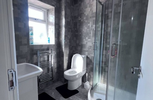 Halesowen House | Charming 1-bedroom with private bathroom in a shared apartment