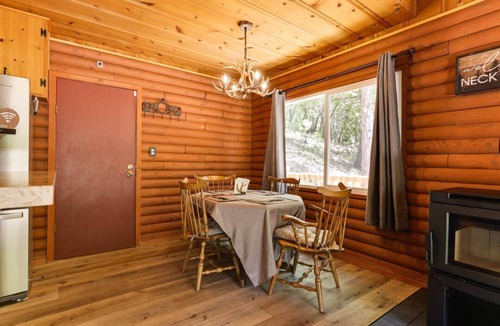 Phoenix Lake-Cedar Ridge Cabin | Charming 2-bedroom cabin in Sonora with WiFi and AC With private lake