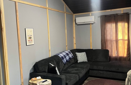 Laurelville Cabin | Charming 2-bedroom cabin in enchanting Hocking Hills with WiFi, AC