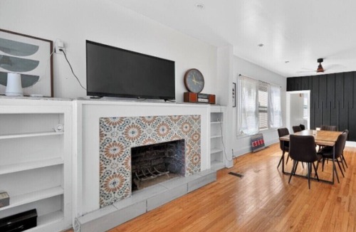Greater Grand Crossing House | Charming 3-bedroom bungalow 15 min south of Chicago ,15 min from Obama Center