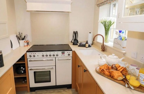 Broadway Cottage | Charming 3-bedroom cottage in lovely Broadway with WiFi & Parking for 1 car.