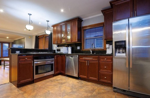 Calumet Heights House | Charming 3-bedroom house with AC in vibrant Chicago