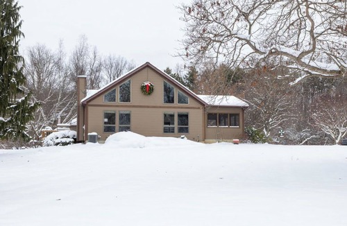 East Leroy House | Charming and Quiet House in Battle Creek on Private 7 acres!