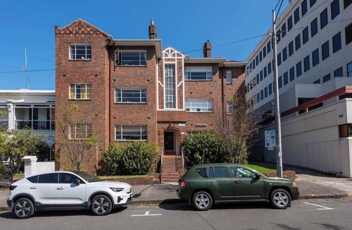 East Melbourne Apartment | Charming Art Deco Unit in East Melbourne