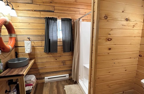 Oak Harbor Cabin | Charming cabin At Magee East Marina & Campground