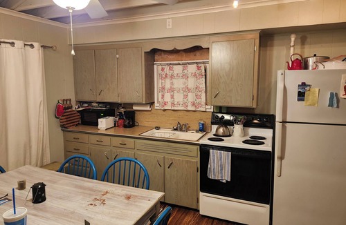 Delton Cottage | Charming Cabin w/AC on private lake, tucked away between Delton and Hastings