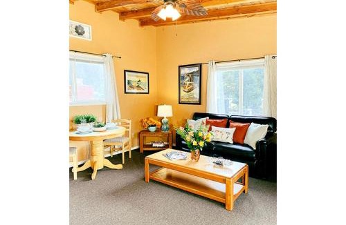 Klamath House | Charming Cabin with Kitchen and River Views, Perfect for a Glamping Retreat in Northern California