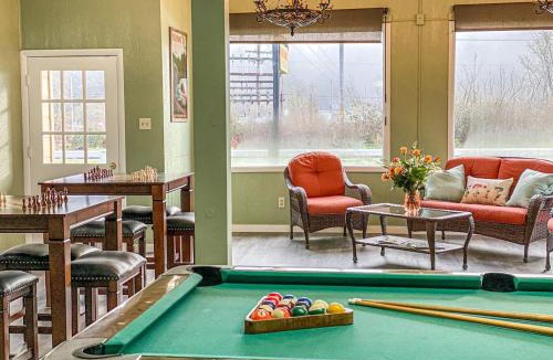 Klamath House | Charming Cabin with Kitchen and River Views, Perfect for a Glamping Retreat in Northern California