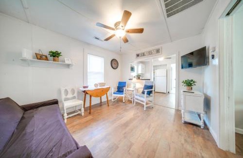Geneva-on-the-Lake House | Charming Cottage w/Yard < 1 Mi to Lake Erie!