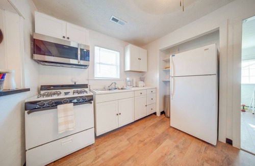 Geneva-on-the-Lake Cottage | Charming Cottage w/Yard < 1 Mi to Lake Erie!