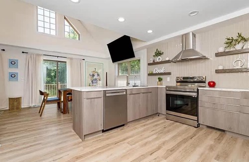 Watervliet House | Charming Farmhouse Near Orchards & Wineries